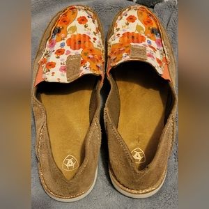 Ariat Copper Metallic/Floral Guitar print Cruiser sz 8.5